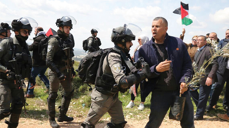 الاحتلال يمنع سكان القرية من دخول أرضهم لفلاحتها. الإمارات اليوم