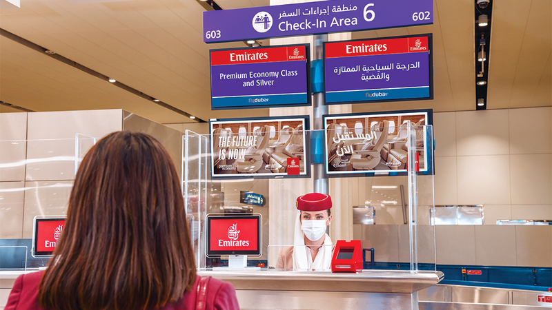 متعاملو «الدرجة السياحية الممتازة» سيحظون بمنطقة مخصصة لإنجاز إجراءات السفر في مطار دبي الدولي. أرشيفية