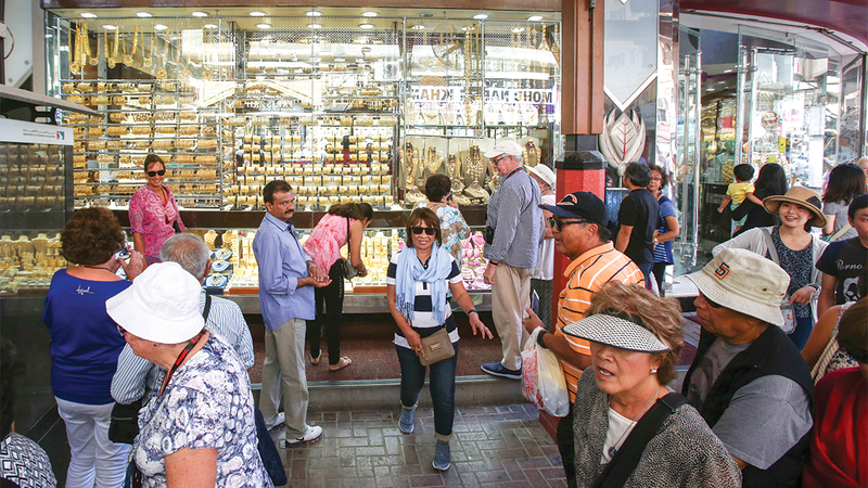 أسواق دبي تضم حالياً أكثر من 800 تاجر ذهب. الإمارات اليوم