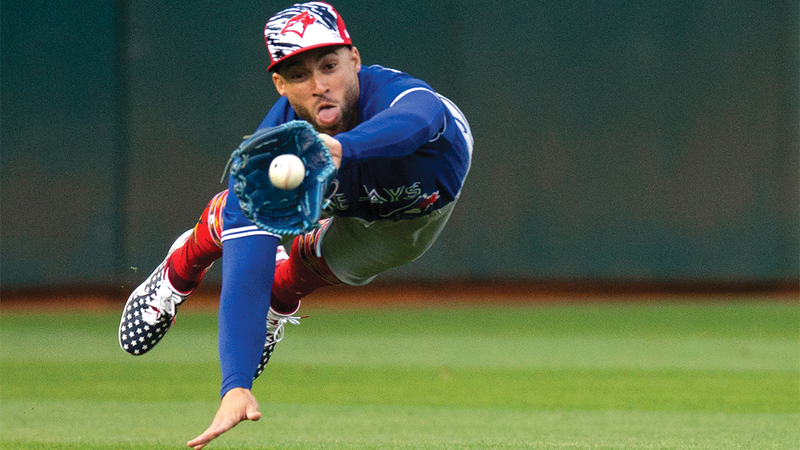 لاعب فريق «تورنتو بلو جايز» جورج سبرينغر يغطس خلف الكرة، خلال مواجهة أوكلاند أثلتيك في بطولة البيسبول الأميركية. أ.ب