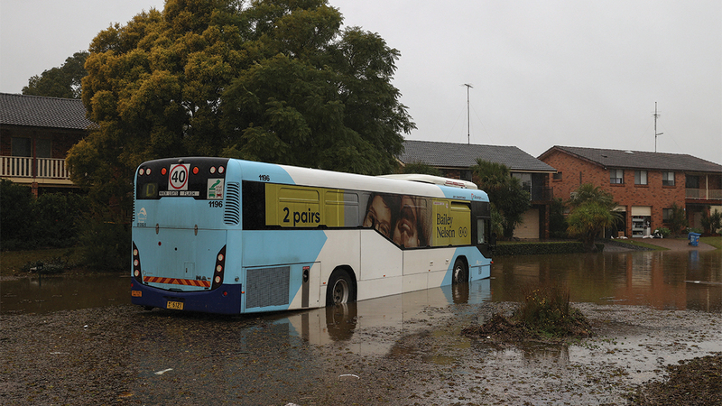 حافلة ركاب توقفت في منتصف الطريق بعد أن غمرتها المياه. رويترز