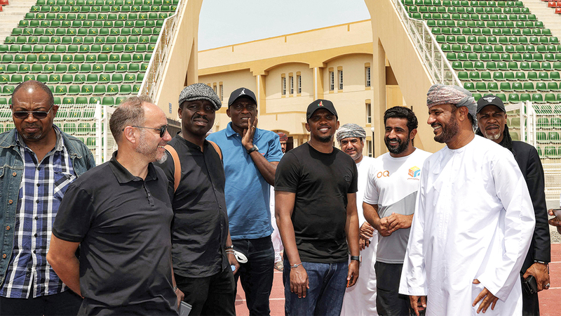 رئيس الاتحاد الكاميروني لكرة القدم، صمويل إيتو، يزور نادي صحار العماني لتفقّد المنشآت التي ستحتضن معسكر منتخب بلاده استعداداً لكأس العالم. أ.ف.ب