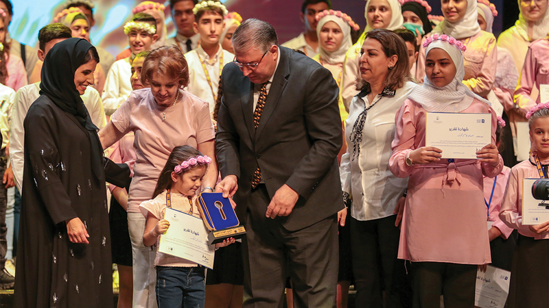 وزير التربية السوري وسارة النعيمي خلال تكريم الفائزة «شام». من المصدر