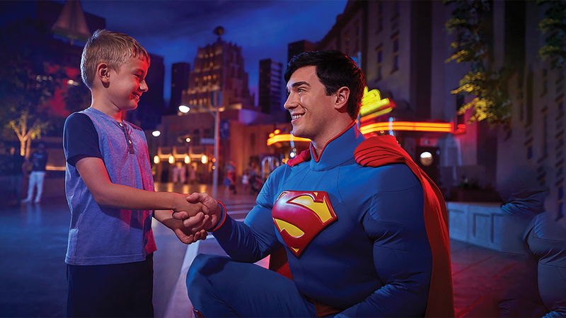 عالم وارنر براذرز أبوظبي يمنح ضيوفه فرصة التقاط صورة مع الأبطال الخارقين. أرشيفية