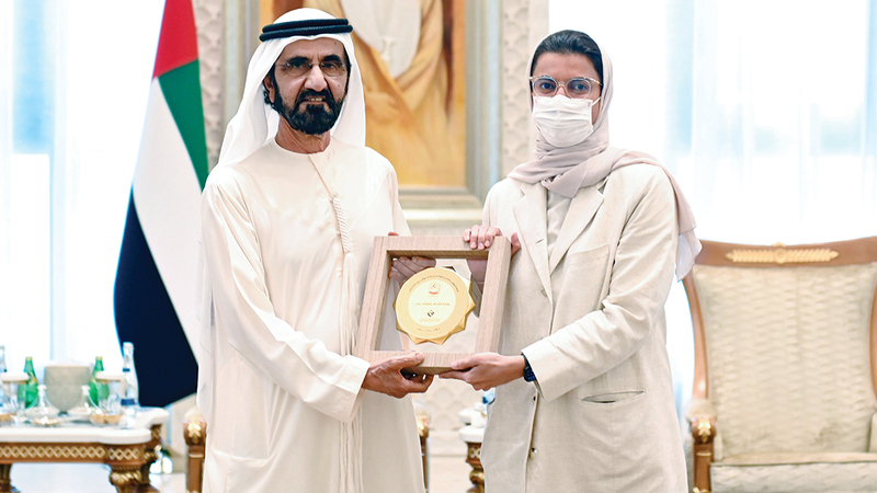 محمد بن راشد يسلم تكريم وزارة الثقافة والشباب لنورة بنت محمد الكعبي. وام