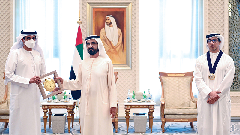 محمد بن راشد خلال تكريمه الفائزين بمؤشر التوازن بين الجنسين للحكومة الاتحادية. وام