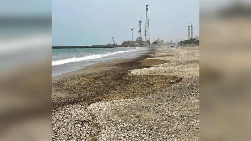 تلوث نفطي شهدته شواطئ المنطقة الشرقية. الإمارات اليوم