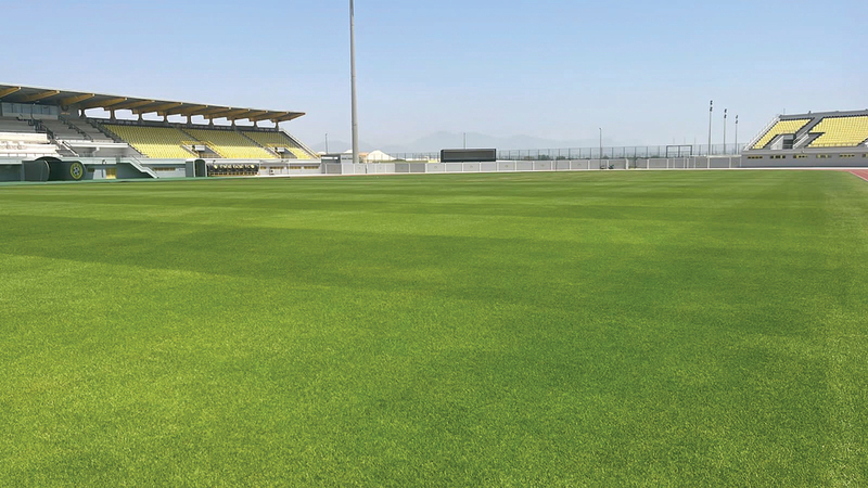 ملعب اتحاد كلباء وشعار النادي. من المصدر