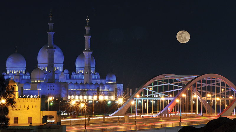 مراحل النظام الضوئي تبدأ بالأزرق الداكن تزامناً مع الهلال ليقلّ الأزرق تدريجياً حتى يصل إلى الأبيض تزامناً مع «البدر». وام