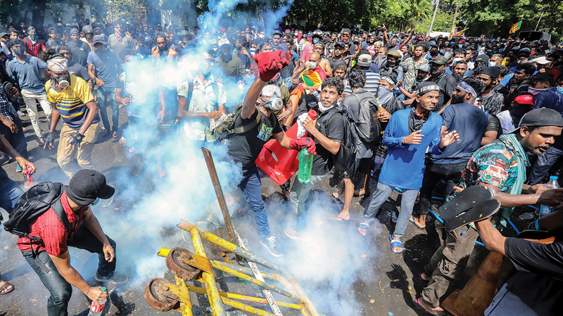 عناصر من الجيش السريلانكي اشتبكت مع المواطنين في الشوارع. أ.ف.ب