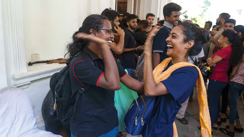 السعادة تبدو على وجوه السريلانكيين وهم يغادرون قصر الرئاسة.  أ.ف.ب