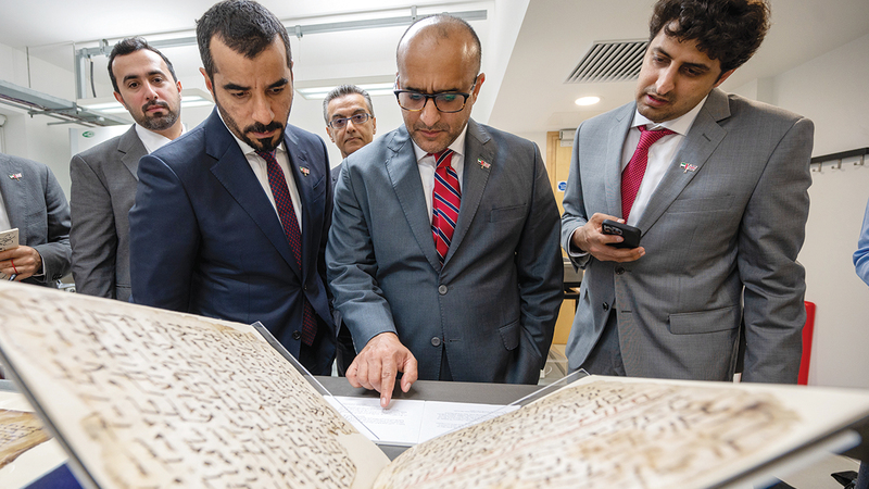 الوفد الإماراتي يطلع على مخطوطات مكتبة برمنغهام النادرة. من المصدر