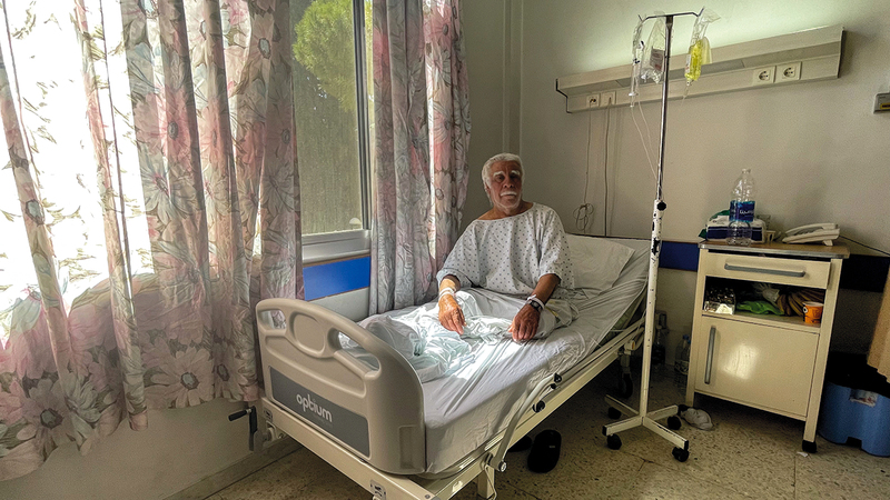 محمد عزالدين بُترت ساقه بسبب تأخره عن العلاج لعدم امتلاكه المال اللازم. من المصدر