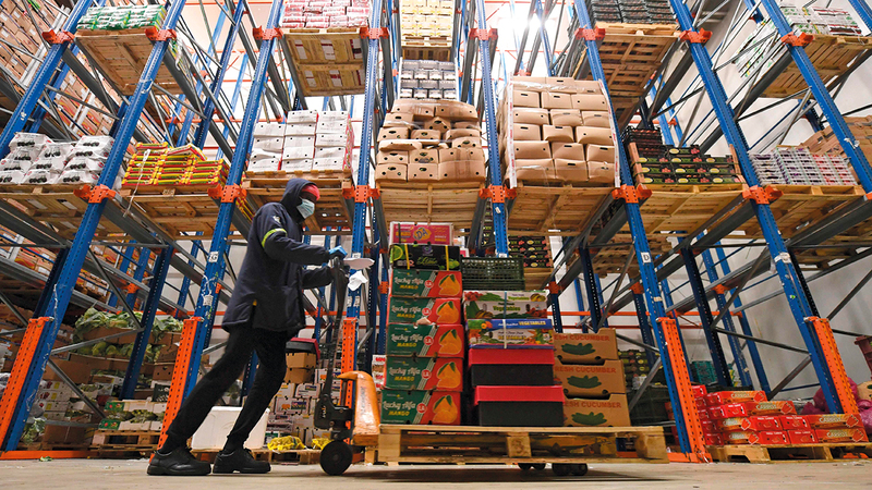 بعض السلع تتوافر بالفعل في المستودعات بأسعار التوريد القديمة. أ.ف.ب