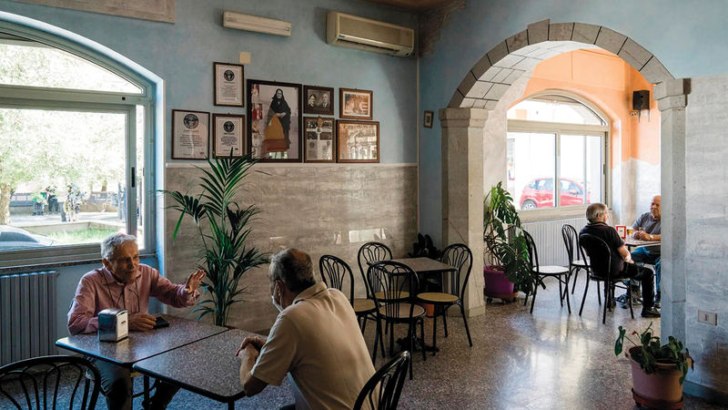 مقهى عائلة ميليس ملتقى الأهالي في البلدة. أرشيفية