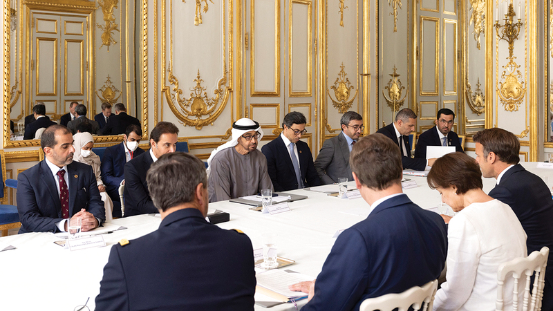 محمد بن زايد والرئيس الفرنسي عقدا جلسة محادثات تناولا خلالها تطوير العلاقات بين البلدين. من المصدر