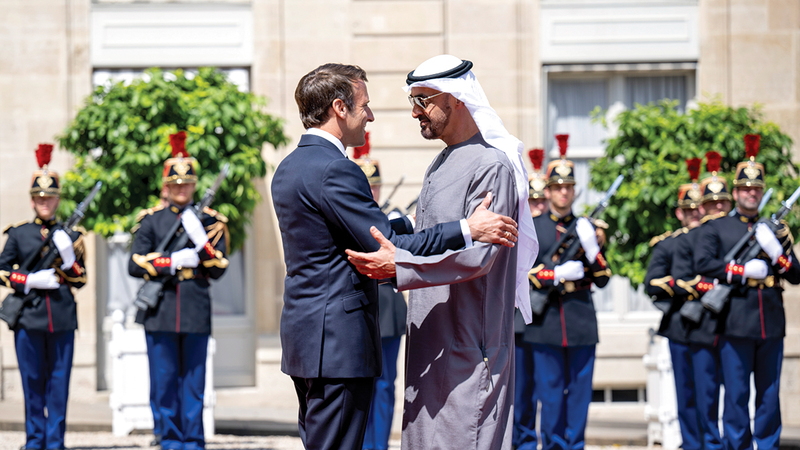 محمد بن زايد خلال استقبال الرئيس الفرنسي له في قصر الإليزيه. من المصدر