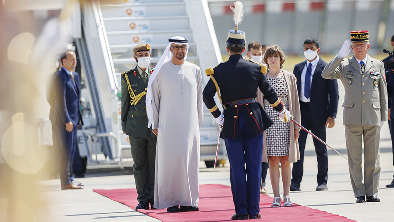 محمد بن زايد لدى مغادرته باريس مختتماً زيارة دولة استمرت يومين. وام