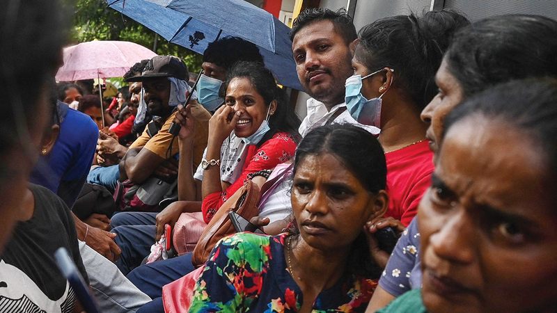 الناس يتجمعون أمام دائرة الهجرة لاستخراج جوازات سفر من أجل الرحيل. أ.ف.ب