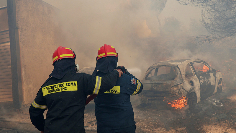 رجال الإطفاء يواصلون محاولات إخماد النيران. رويترز