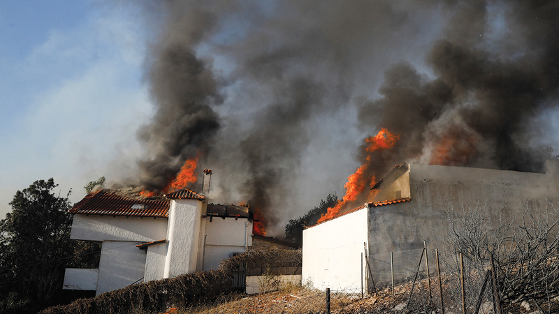 النيران امتدت إلى البيوت وحرقت بعضها. رويترز