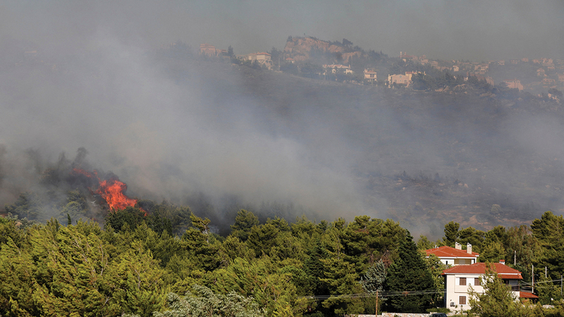 أعمدة الدخان والنيران حجبت الرؤية. رويترز