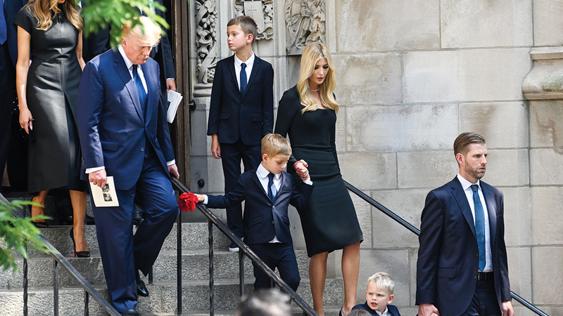 ترامب يتقدم أفراد عائلته خلال مراسم تشييع زوجته السابقة إيفانا. أ.ف.ب