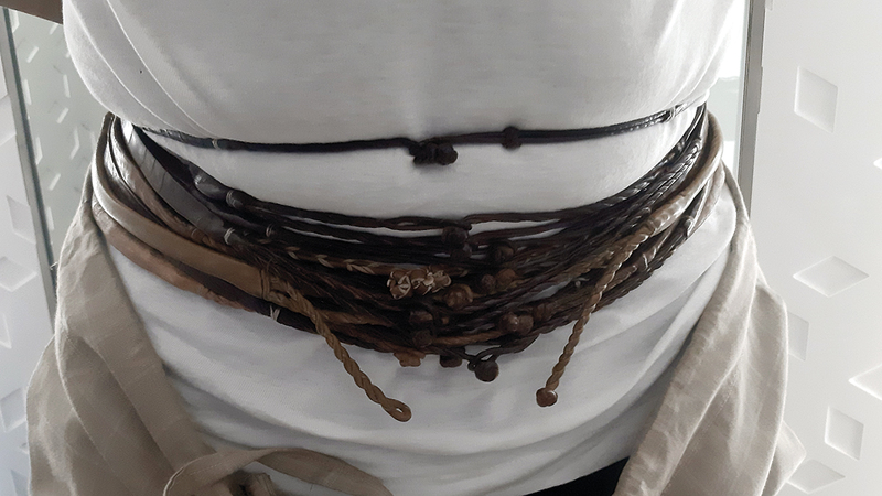 المسافر لفّ مواد السحر حول وسطه. من المصدر