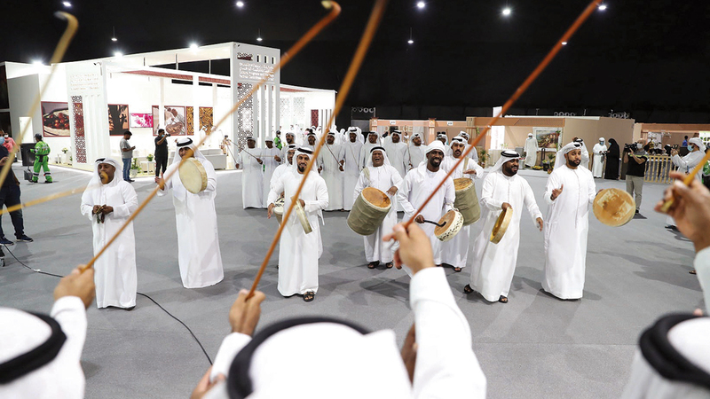 فرقة أبوظبي للفنون الشعبية تقدم عروضها في المهرجان. من المصدر
