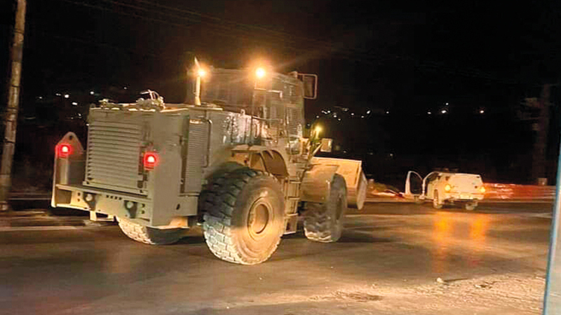 آليات الاحتلال أغلقت طرق حوارة فجر يوم 18 يوليو. الإمارات اليوم