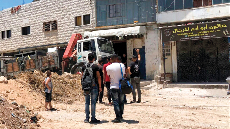 إغلاق طرق حوارة بالسواتر الترابية. الإمارات اليوم