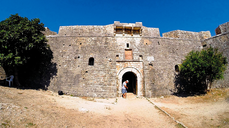 باحثون يشيرون إلى أن بعض القطع الأثرية أصبحت في حوزة تجّار دوليين ثم بيعت ضمن مزادات لمتاحف أو لمجموعات خصوصاً في الخارج. أرشيفية