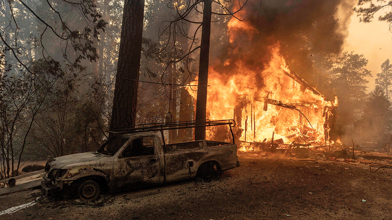 النار تلتهم أحد البيوت إثر حريق غابة في كاليفورنيا. رويترز