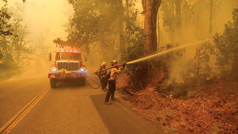 النار تلتهم أحد البيوت إثر حريق غابة في كاليفورنيا. رويترز