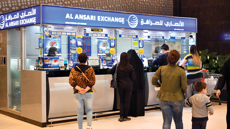 «الأنصاري للصرافة»: عطلة «الأضحى» تركت تأثيراً إيجابياً ملموساً في حجم التحويلات المالية من الدولة. تصوير: مصطفى قاسمي