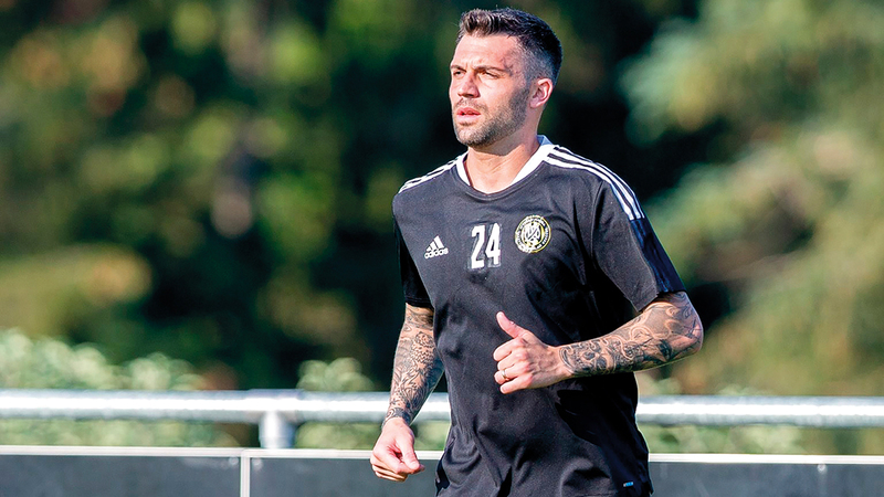 اتحاد كلباء خلال المعسكر الخارجي في النمسا بقميص ماركة «أديداس».  من المصدر