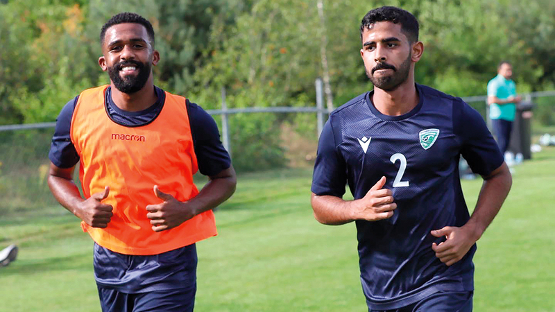 خورفكان بقميص من ماركة «ماكرون» في المعسكر الخارجي. من المصدر