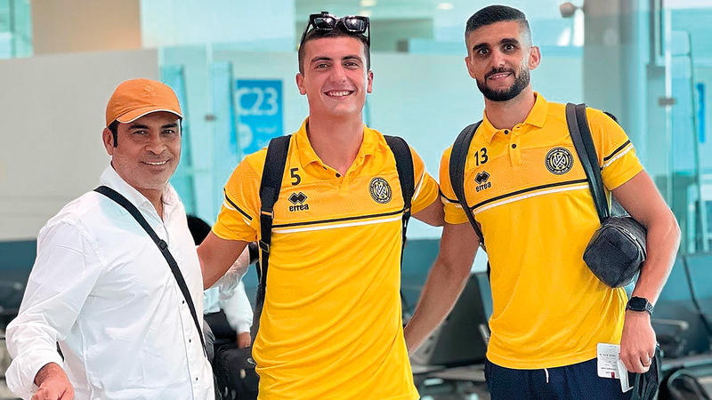 اتحاد كلباء خلال السفر إلى المعسكر الخارجي بقميص من ماركة «إيريا».