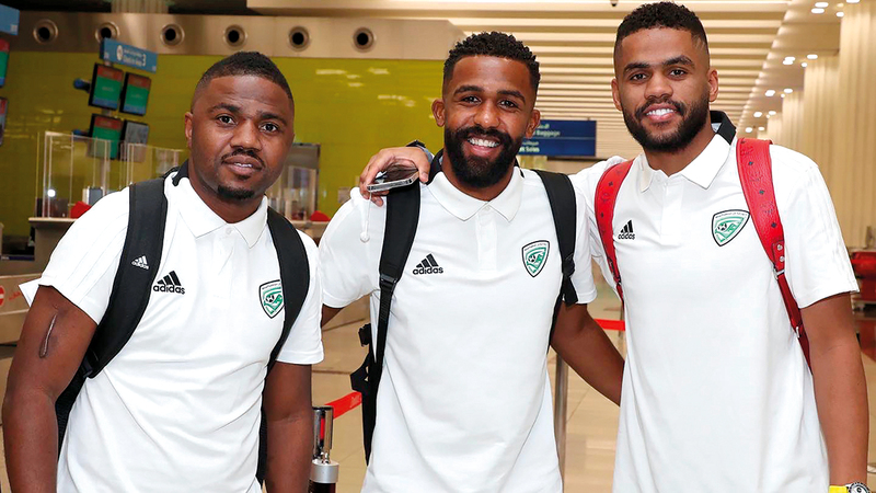 خورفكان بقميص «أديداس» أثناء السفر إلى المعسكر. من المصدر