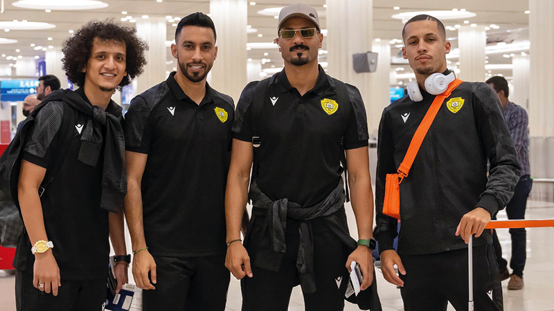 الوصل سافر إلى معسكر هولندا بقميص «ماكرون». من المصدر