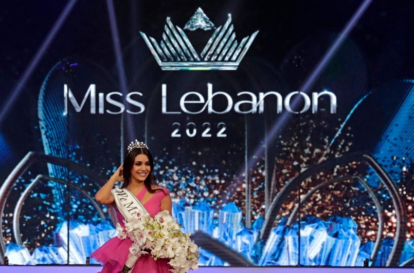 تُوجت الشابة ياسمينة زيتون ملكة على عرش جمال لبنان الليلة الماضية في أول حفل لاختيار ملكة الجمال منذ 2018. الصور أ ف ب