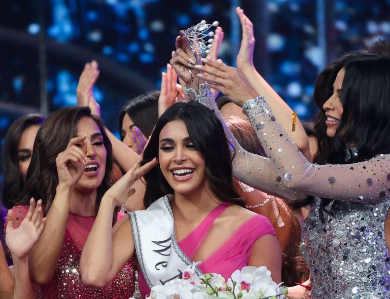 وتبلغ ملكة جمال لبنان لعام 2022 ياسمينة زيتون من العمر 20 عاما وهي تدرس الصحافة. ووصفت الحدث بأنه "رسالة أمل".