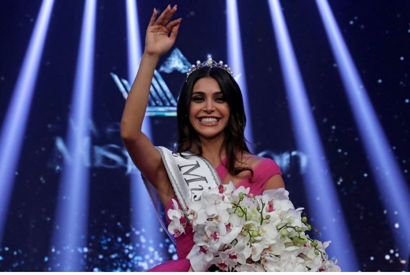 وقالت: "ملكة جمال لبنان هي رسالة أمل لذلك آمل أن يعمل الجميع بجد. أنا سعيدة جدا لوجودي هنا الليلة".