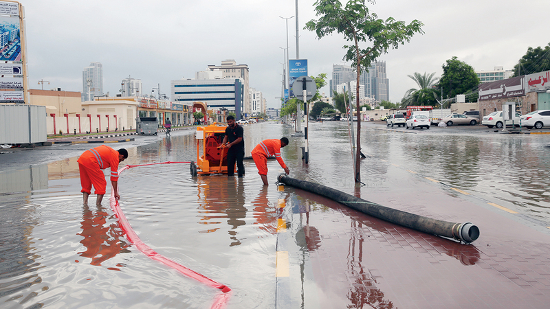 تجمّعات مائية أعقبت هطول الأمطار. الإمارات اليوم