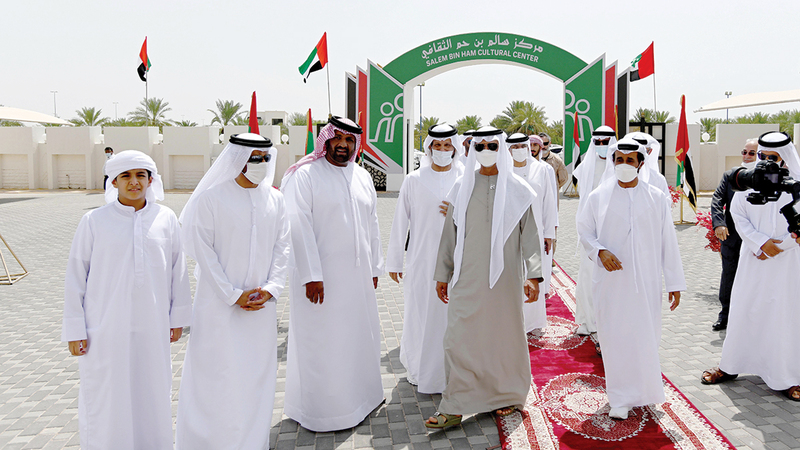 نهيان بن مبارك خلال افتتاح المركز.  وام