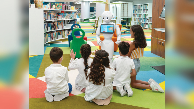 «المكتبة» استقطبت زوّاراً من مختلف الأعمار.  وام