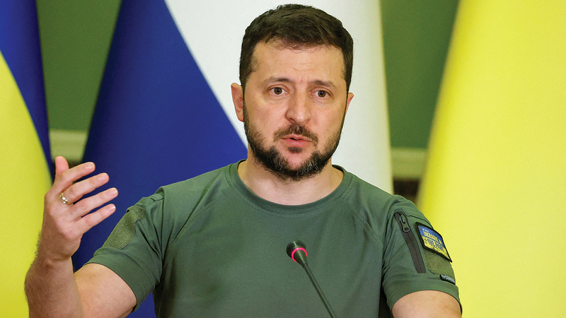 زيلينسكي دعا إلى تقديم المزيد من الأسلحة الثقيلة من الغرب لوقف الهجمات الروسية. رويترز