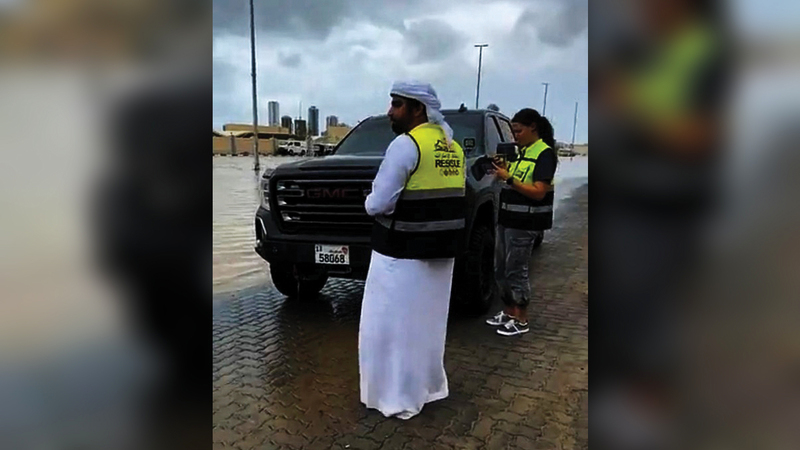 جهود فرق الإنقاذ التطوعية أسهمت في  إخلاء سكان. من المصدر