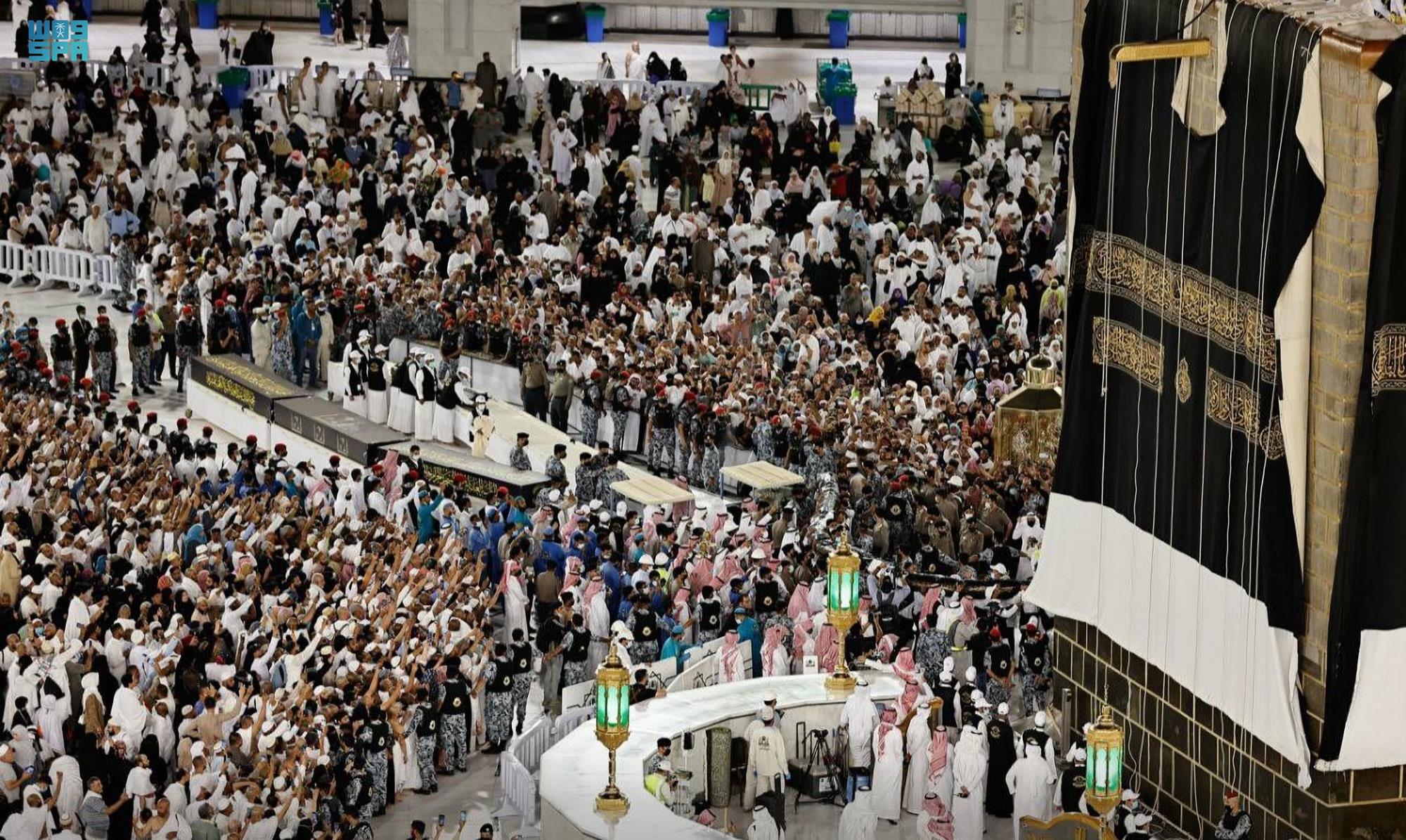 يتم تثبيت كل الجوانب تثبت الأركان بحياكتها من أعلى الثوب إلى أسفله و بعد الانتهاء من ذلك يتم وضع الستارة التي تحتاج إلى وقت وإتقان في العمل بعمل فتحة تقدر بمساحة الستارة في القماش الأسود التي تقدر بحوالي 3.30 أمتار عرضا حتى نهاية الثوب ومن ثم يتم عمل ثلاث فتحات في القماش الأسود لتثبيت الستارة من تحت القماش، وأخيرا يتم تثبيت الأطراف بحياكتها في القماش الأسود على الثوب.