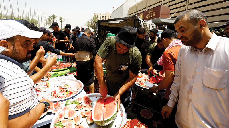 تجهيز وتقديم وجبات الطعام للمعتصمين داخل البرلمان العراقي.    رويترز